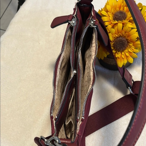 👜 GUESS Los Angeles Burgundy Crossbody Bag – Nylon & Faux Leather - Picture 6 of 10